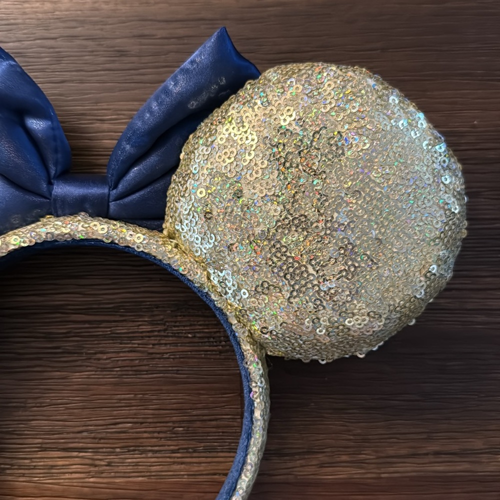 Walt Disney World 50th Anniversary Gold Sequin EARidescent Blue Bow Ear Headband - Picture 7 of 9
